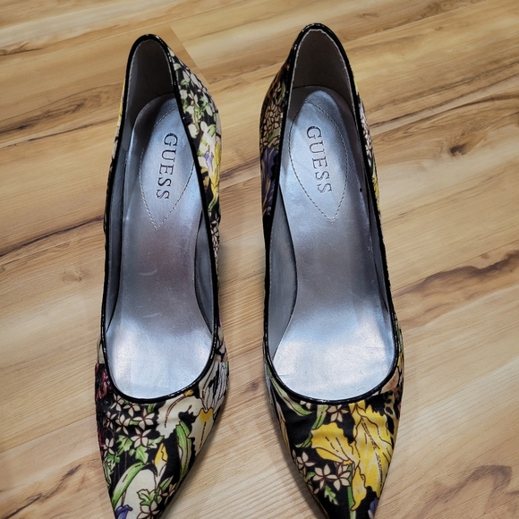 Guess - Picture 6 of 8